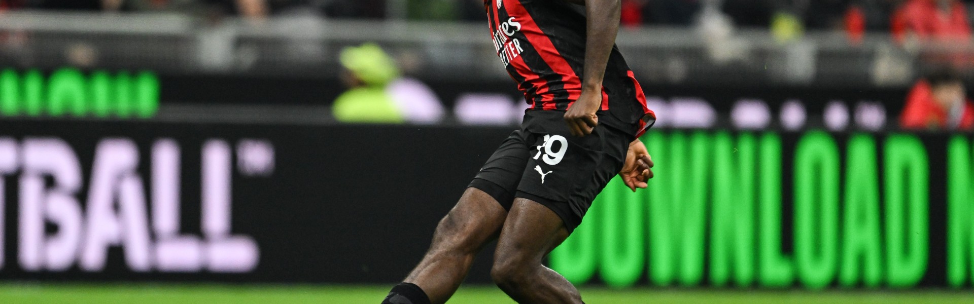 kaiyun-和莱奥并列队内榜首！加盟米兰后，福法纳各项赛事共送出13次助攻