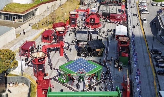 开云体育入口-从《飞驰人生》到飞驰人生：2026格子旗嘉年华启幕 经典F1战车亮相西岸