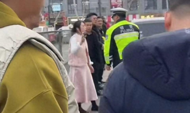 开云体育入口-扬州一女子车祸被打后续：长相曝光，人无赖嘴恶毒，全家受到舆论