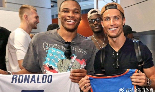 开云官网-NBA球星体型有多离谱？奥尼尔喝水像喝口服液 姚明进泳池似灭霸|张伯伦|威尔特-张伯伦|沙奎尔-奥尼尔|马努特·波尔|沙奎尔·奥尼尔_新浪体育_新浪新闻